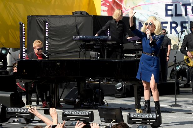 Елтон Джон і Леді Гага заспівали на вулиці напередодні «Оскара»
