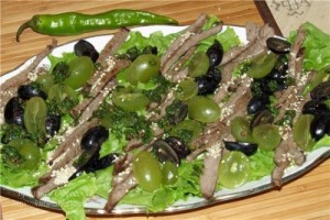 Салат з білим і чорним виноградом і яловичиною