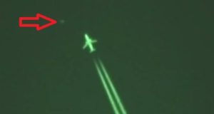 Величезний НЛО пролетів біля літака в Австралії 6 травня 2016