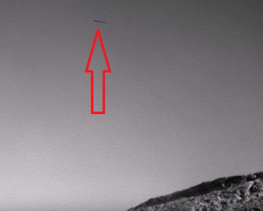 Літаючий об'єкт над пагорбом на Марсі